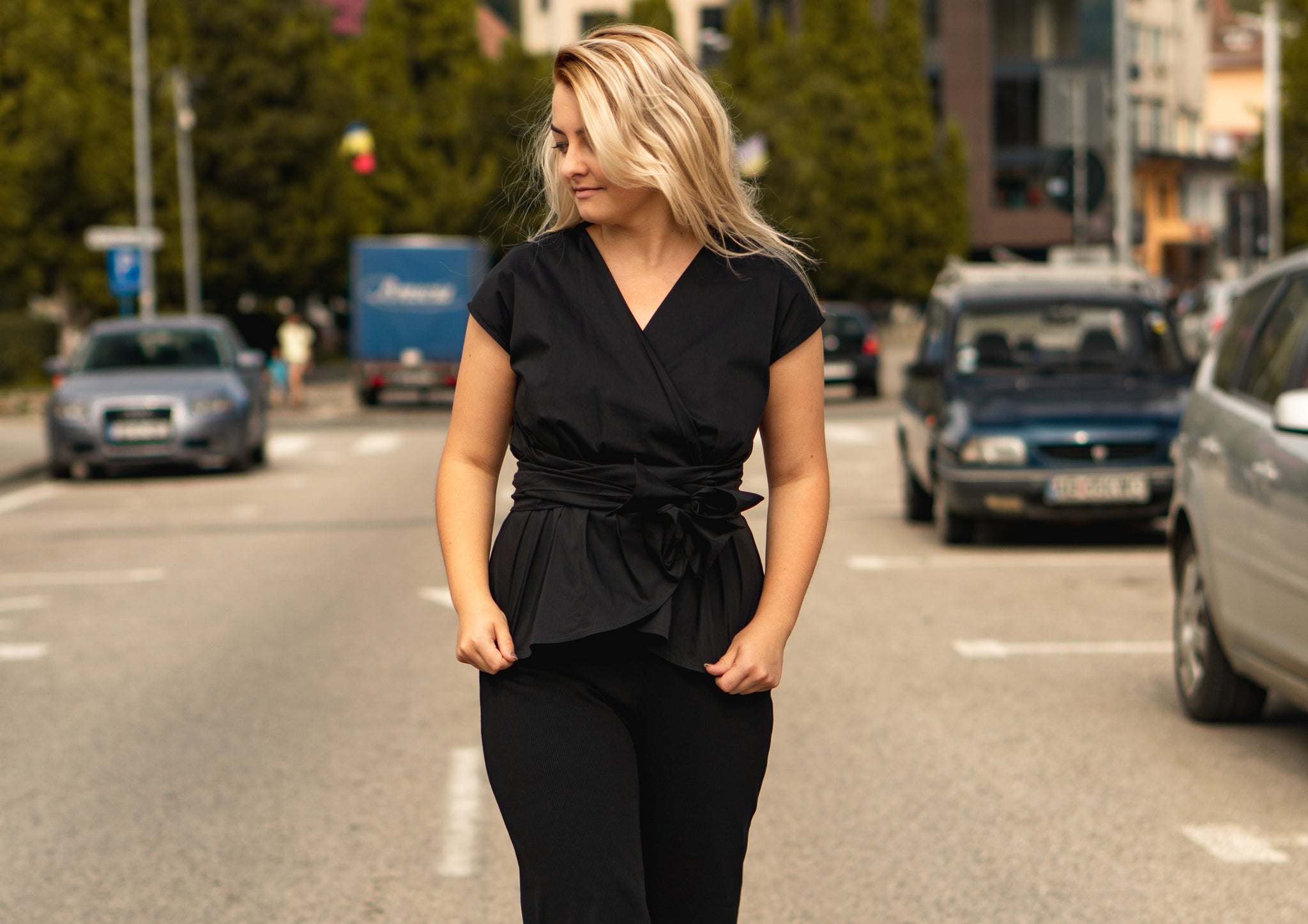 Bluza neagra petrecuta in talie / Black overlapped dress