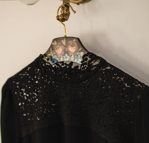 Bluza din dantela neagra